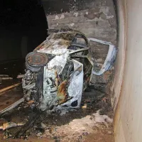 Po silovitem trku v varnostni naletni meh je avto obstal na 
boku, nato pa zagorel. 