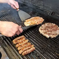 Med prazniki večina praviloma poje preveč mesa, zato obrok 
kombinirajte vsaj z zelenjavo.  