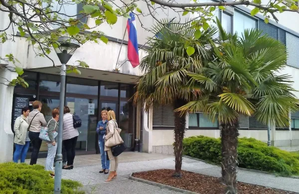 Delavci, ki tožijo Kobilarno Lipica in Lipica turizem v stečaju, 
so včeraj pravico iskali na delovnem sodišču v Kopru.