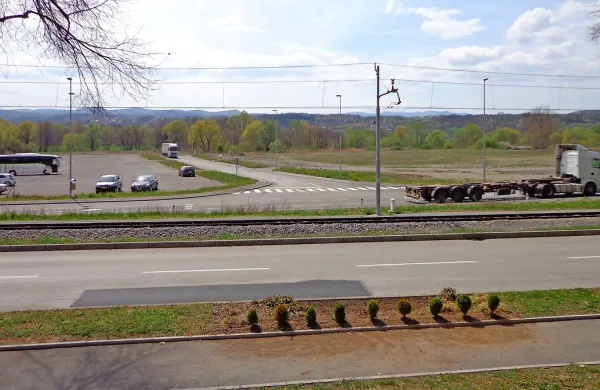 Z novim pravilnikom o finančnih spodbudah gospodarstvu 
naj bi znižali cene zemljišč v prazni industrijski coni v Ilirski 
Bistrici in tako spodbudili podjetnike, da jih kupijo.   