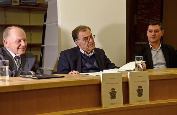 O knjigi  dr. Salvatorja Žitka (v sredini) sta na predstavitvi v antikvariatu Libris 
spregovorila dr. Branko Marušič (levo) in dr. Darko Darovec.  