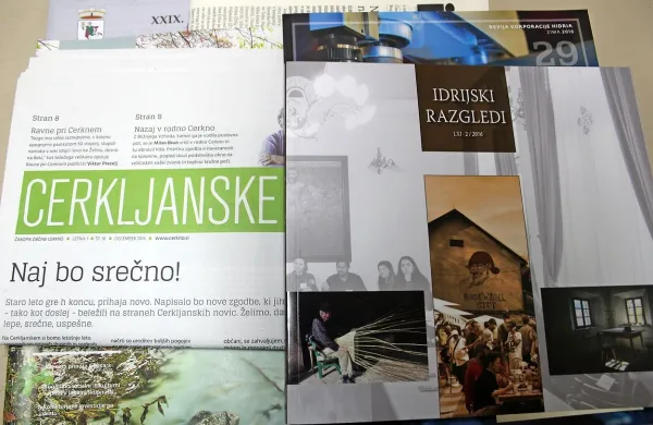 Občinska glasila bodo po  reviziji računskega sodišča morala 
spoštovati zakon o medijih. Idrijsko-cerkljanskih, z izjemo 
Idrijskih razgledov, v razvidu medijev ni.