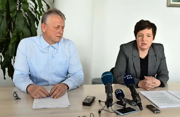 Glavna inšpektorica za delo Nataša Trček je opozorila, da 
imajo inšpektorji vse več opravka z delom otrok. Ob njej je 
direktor inšpekcije nadzora varnosti in zdravja pri delu Slavko 
Krištofelc.