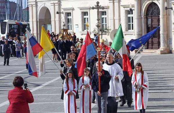 Procesija od Tartinijevega trga do Cerkve sv. Jurija, nad 
katero plapolajo slovenska, papeška, piranska, italijanska in 
evropska zastava.  