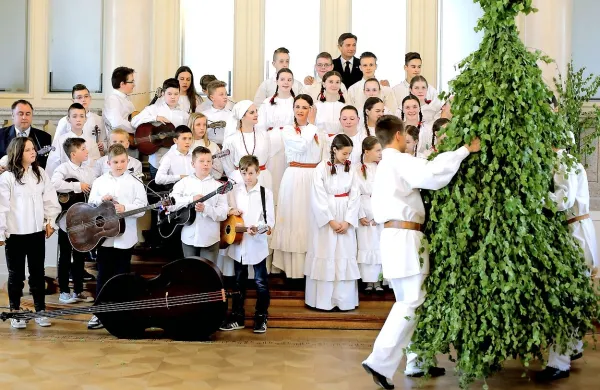Predsednik republike Borut Pahor je danes v predsedniški 
palači gostil tradicionalni sprejem Zelenega Jurija, slovanskega mitološkega junaka iz Bele Krajine, ki prinaša pomlad.