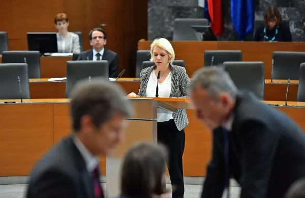 Vse poslanske skupine za 500 evrov pokojnine za upokojence s polno pokojninsko dobo