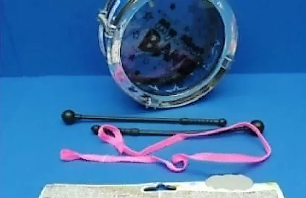 Otroški boben proizvajalca Takakid Toys International Limited Hong Kong China ni skladen z uredbo o varnosti 
igrač.  