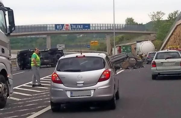 Vozilo je po trčenju v odbojno ograjo pristalo na boku, voznik 
naj se ne bi pri tem huje poškodoval.
