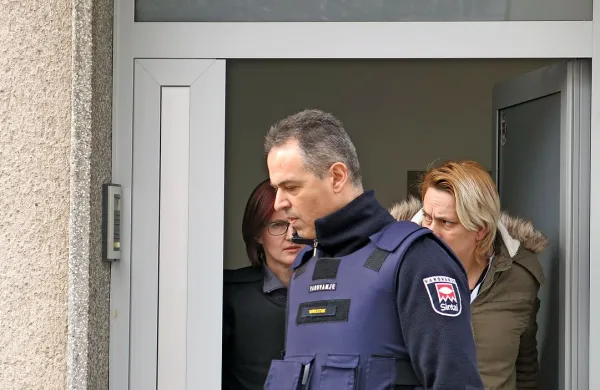 Na kranjskem okrožnem sodišču se je včeraj nadaljevalo 
sojenje Sandi Alibabić in Mirzanu Jakupiju, ki sta obtožena, 
da naj bi lansko poletje na Jesenicah tako poškodovala 
dveletno deklico, da je ta umrla. 