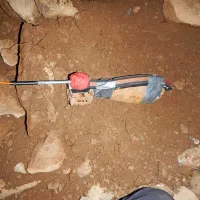Na granato namestijo kumulativni eksplozivni trak, ki le odpre 
njeno ohišje, eksploziv pa nato zagori sam ali ga zažgejo 
pirotehniki. 