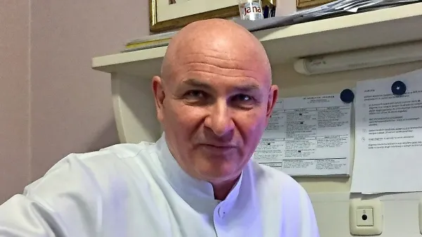 Dr. Milan Ignjatović -Mikandus  je  judoist, pesnik, kantavtor, 
rocker, glasbenik, ljubitelj konj  in kardiolog - reanimator v 
medicinskem centru Medicor v Izoli.