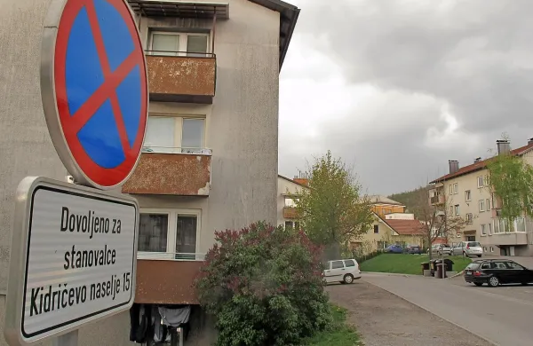 Kidričevo naselje deli usodo sosesk iz časov, ko so bili avti pri 
nas maloštevilni. Vendar pa lastništvo stanovanja ne pomeni 
vedno tudi pravice  do parkirnega prostora. 