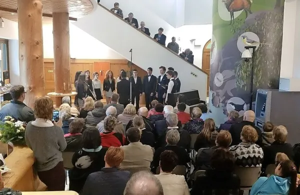 Koncert v Trenti so  zaokrožili mladi pevci, združeni v Vokalni skupina Anakrousis pod vodstvom dirigenta Jarija Jarca. 