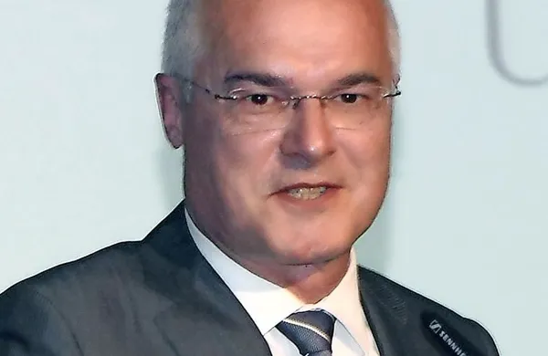  Egon Bandelj: “Takoj 
ko se bodo ladji lahko 
približali helikopterji, 
bodo  poškodovana 
pomorščaka odpeljali 
najprej na kopno na 
Azorih, od tam  pa s 
posebnim letalom na 
nadaljnje zdravljenje 
na Portugalsko.”