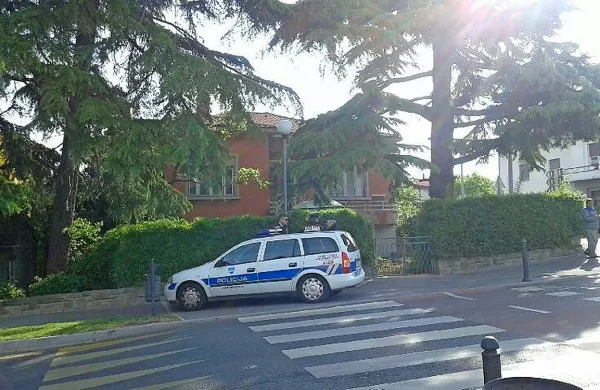 Na Prešernovi cesti v Izoli je zjutraj uhajal plin.