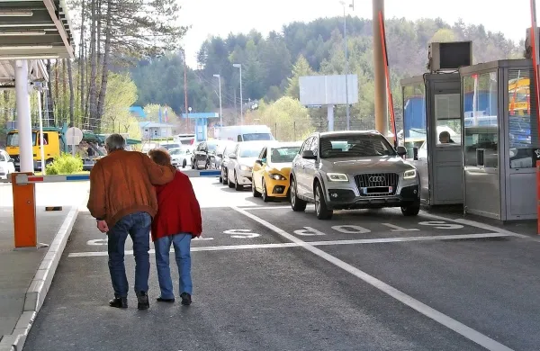 Čakalni čas za osebna vozila na večini omenjenih prehodov je 
okoli pol ure.