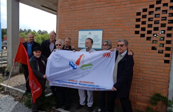 Predstavniki sindikatov iz Slovenije in Furlanije Julijske krajine so se srečali na Fernetičih pri tabli čezmejnih delavcev.  