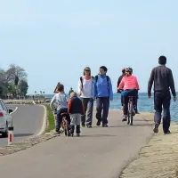 Le dobra volja vseh udeležencev bo preprečila nesreče na ozkem pločniku do Moleta. 