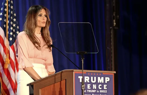 Prva dama ZDA Melania Trump se po odločitvi, da ostane v 
New Yorku do konca šolanja sina Barrona, prvih sto dni 
vladanja predsednika ZDA Donalda Trumpa skorajda ni 
pojavljala v javnosti.