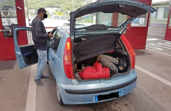 Ganec se je skrival v prtljažniku avta italijanske registracije. 