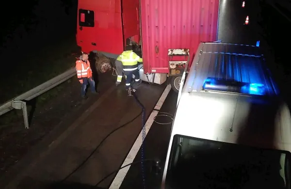 Voznik romunskega tovornjaka je v noči na četrtek trčil v 
odbojno ograjo na avtocesti med Razdrtim in Studencem. 