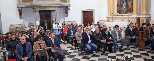 Festival oranžnih vin se je že po tradiciji začel s svečano 
otvoritvijo v cerkvi sv. Marije Alietske na Manziolijevem trgu.