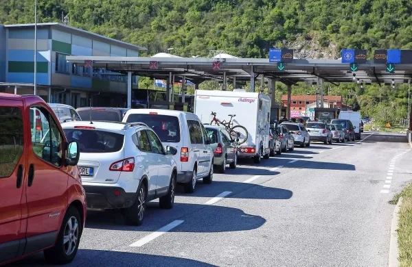  V primeru več kot 15-minutnega zastoja pri prečkanju meje 
bo moč preiti na ciljno usmerjen nadzor, je pojasnil Miro 
Cerar.