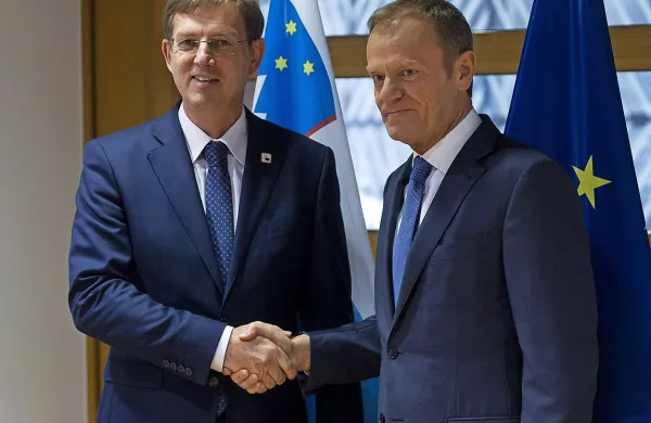 Premier Miro Cerar je srečanje s predsednikom Evropskega 
sveta Donaldom Tuskom o izvajanju novih pravil o sistematičnem nadzoru na mejah po twitterju označil za “zelo 
konstruktivno”.