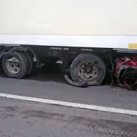 Prikolico tovornjaka je zaneslo v audi