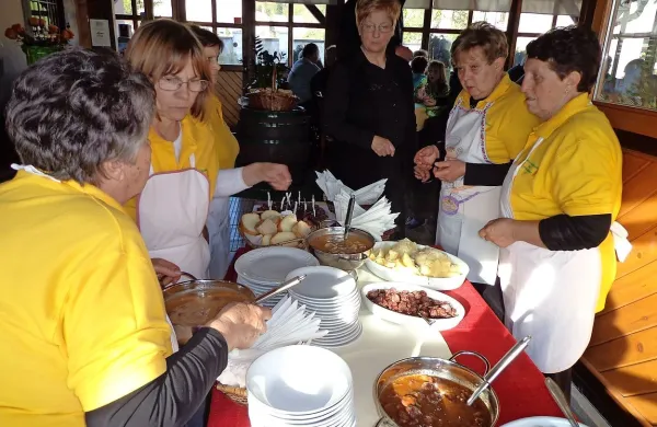 Članice Društva podeželskih žena Ilirska Bistrica so ob 
15-letnici delovanja pripravile festival jetrnice. 