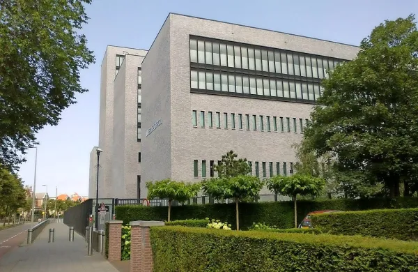 Naloge Europola, ki je z delom začel leta 1999, svoj sedež pa 
ima v nizozemskem Haagu, so izmenjava informacij, analiz 
obveščevalnih služb in ocen tveganj.
