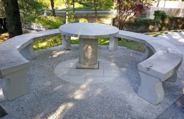 Udeleženci obeh delavnic so v delu parka, ki ga občina zdaj ureja,  iz starih 
in novih kamnov oblikovali mizo in klop.
