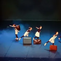  Z uvodno popevko Vozi me vlak v daljave so plesalke povabile 
gledalce na pot med različne kulture sveta.