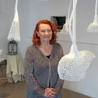Ana Hanzel se že vrsto let posveča oblikovanju umetniške 
keramike.  