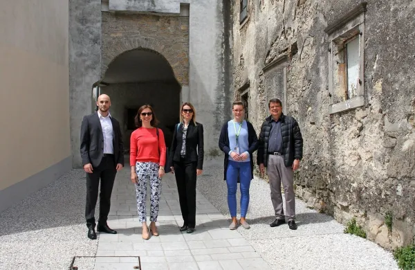Po slikovitem Vipavskem Križu so britansko veleposlanico Sophie Honey popeljali člani Zavoda Vipavski Križ.