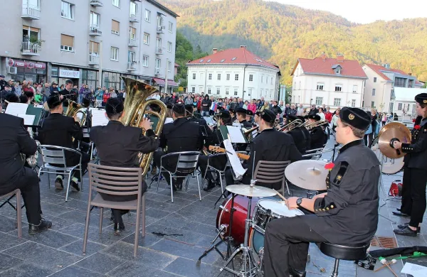 Godbeno društvo rudarjev, muzej in gimnazijci so množici 
Idrijčanov skušali pričarati prvomajski shod, kot so ga tod 
poznali nekoč.