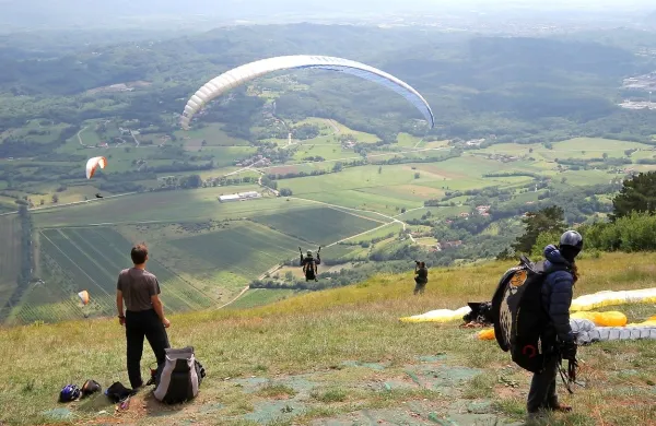 Pod vzletiščem nad Lijakom je bilo včeraj pestro za padalce 
in še bolj za reševalce.