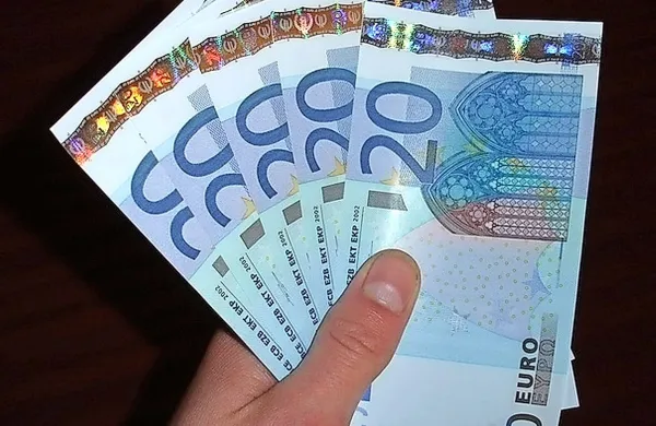 Nevenka K. si je leta 2001 od starejše Novogoričanke 
izposodila 18.000 evrov, a jih ni vrnila, sodišče pa je sodbo 
zaradi goljufije razveljavilo, ker je kaznivo dejanje zastaralo.