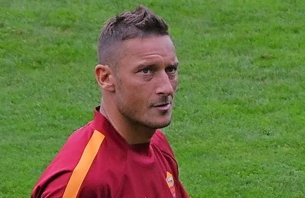 Legendarni kapetan italijanskega nogometnega prvoligaša 
Rome, Francesco Totti, bo konec sezone po 24 letih v tem 
rimskem klubu končal kariero.