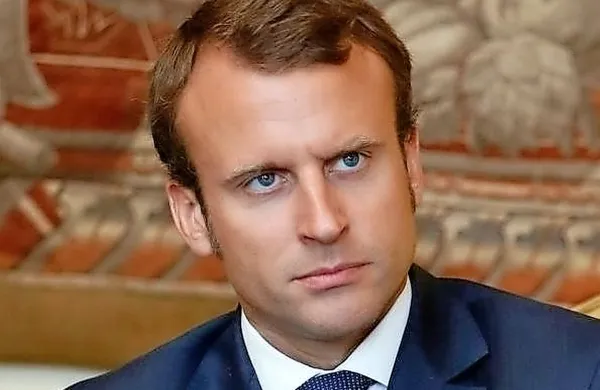 Macron naj bi sodeč po anketah osvojil podporo približno 59 
odstotkov volivcev.