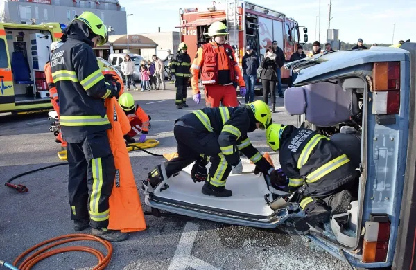 V Sloveniji prostovoljna gasilska društva združujejo več kot 
150.000 članov in letno opravijo okoli 12.000 intervencij. 