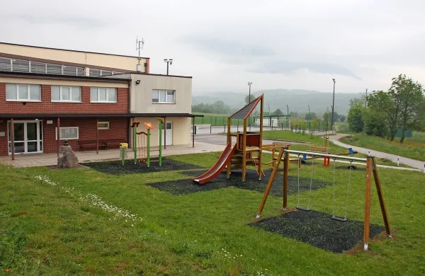 V Lokavcu so uredili zelenico ob dvorani in  postavili otroška 
igrala. 