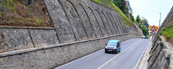 Cesta s škarpo na Valeti danes, potem ko so jo po 15 letih 
temeljito očistili.





