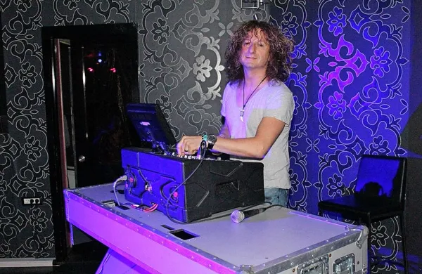 Legendarni DJ Adriano Roj, ki je v 80. letih v portoroških 
diskotekah razvnemal plesne strasti, bo jutri v portoroškem 
lokalu Mažinin obeležil 35. obletnico delovanja.