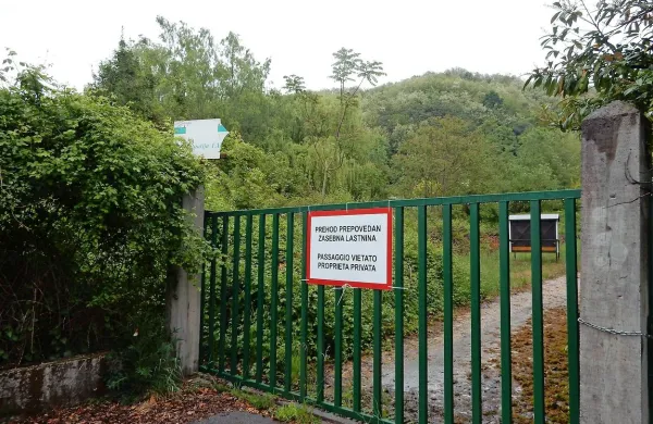 Že povsem zaraščeno zemljišče nekdanje vrtnarije, kjer so prejšnji lastniki širokopotezno 
načrtovali gradnjo stanovanjske soseske, slaba banka prodaja za 1,4 milijona evrov.