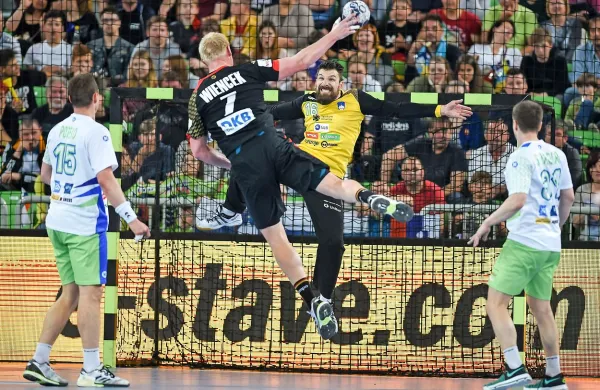 Primož Prošt je v slovenskih vratih sicer zbral devet obramb, 
a veliko večino v drugem polčasu.