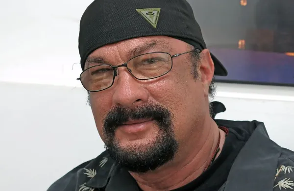 Ukrajina je ameriškemu igralcu Stevenu Seagalu za prihodnjih pet let prepovedala vstop v državo. 