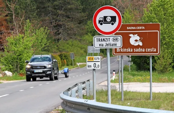    Nova tabla s prepovedjo, ki so jo postavili na cesti pri pokopališču pri Podgradu v smeri Ilirske 
Bistrice. Podobne so včeraj že stale tudi v Ilirski Bistrici. 