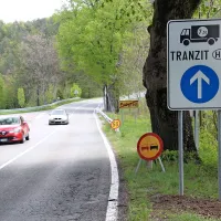 Tovornjaki, ki pridejo iz smeri Kozine in želijo na Hrvaško, 
morajo pot nadaljevati proti Starodu. 