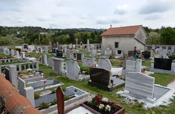 V tem letu bo sežansko komunalno podjetje popravilo del 
zidu na starem pokopališču v Divači, na novem pa so uredili 
talne žarne niše in prostor za raztros pepela. 